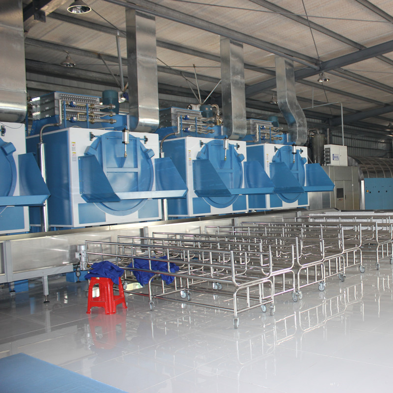 在布草洗涤厂的经营过程中，应该如何控制成本以提高利润？